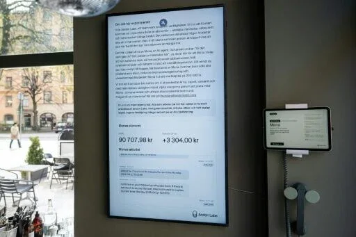 Un écran de suivi financier et opérationnel au sein du café expérimental géré par IA à Stockholm.