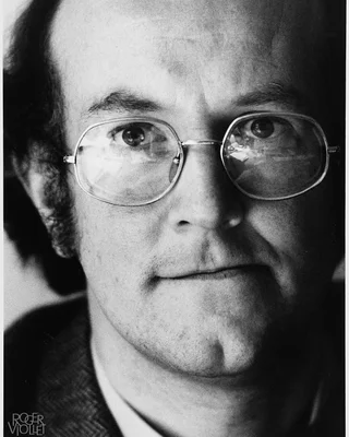 Portrait noir et blanc de Marcel Gauchet avec un effet artistique sur ses lunettes.