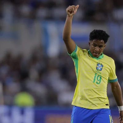 Un joueur de l'équipe du Brésil en action sur le terrain.