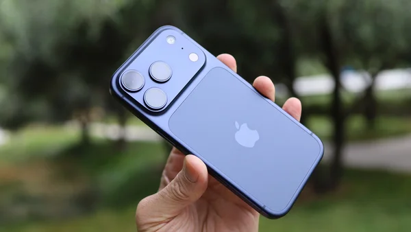 Vue arrière d'un iPhone 18 Pro bleu mettant en avant son design et ses objectifs photo.