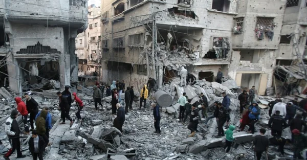 Civils pris au milieu des ruines d'un quartier résidentiel détruit par une frappe à Beyrouth.