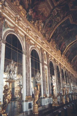 La célèbre Galerie des Glaces du château de Versailles.