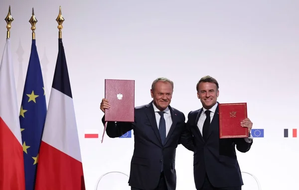 Donald Tusk et Emmanuel Macron lors d'un échange sur le déploiement de troupes en Ukraine.