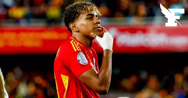 Lamine Yamal dribblant le ballon lors d'un match au stade