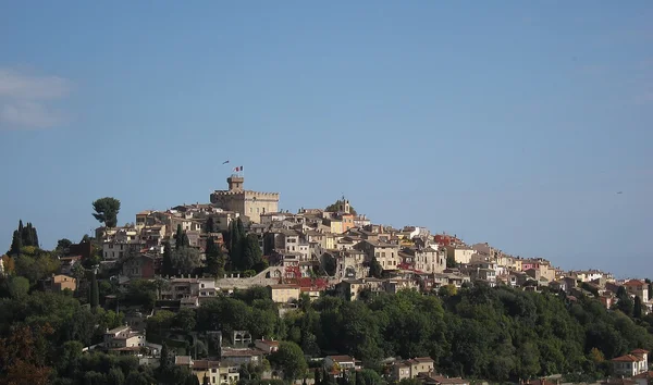 Le village de Haut-de-Cagnes et son château médiéval surplombant la ville de Cagnes-sur-Mer.