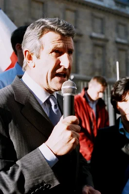 Philippe de Villiers s'exprimant au micro lors d'une manifestation du MPF en 2005.