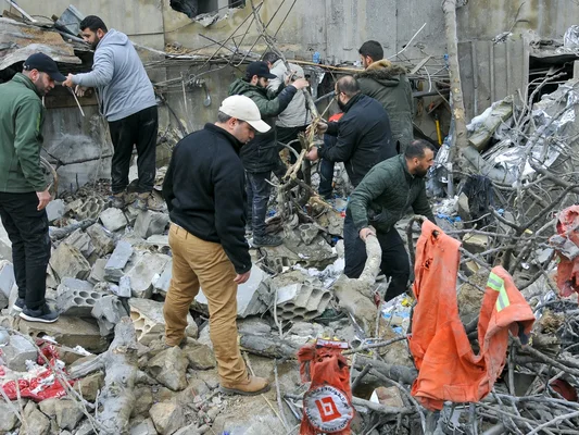 Opérations de recherche et de sauvetage après une frappe israélienne ayant coûté la vie à sept travailleurs de la santé au Liban.