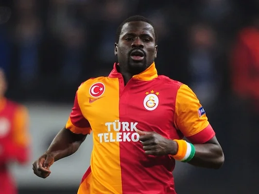 Emmanuel Eboué portant le maillot officiel du Galatasaray.