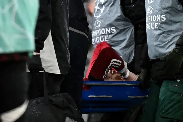 Hugo Ekitiké évacué sur une civière lors du match de Ligue des champions contre le PSG.