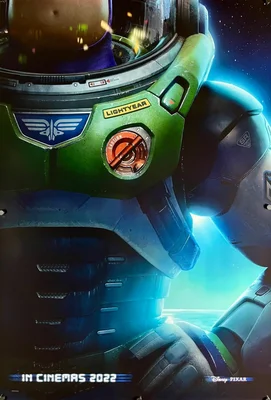 Affiche promotionnelle du film Lightyear mettant en avant le costume spatial emblématique du personnage.