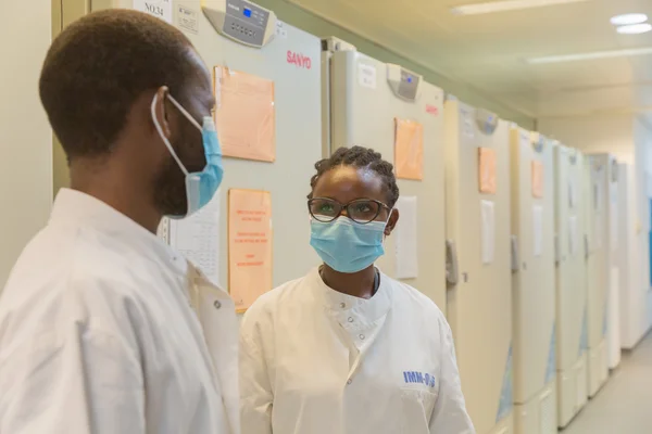 L'équipe de séquençage génomique de la COVID-19 travaillant dans un laboratoire au Kenya.