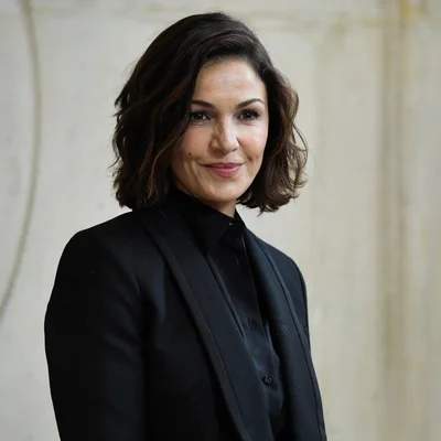 L'actrice Nadia Farès vêtue d'un ensemble noir.