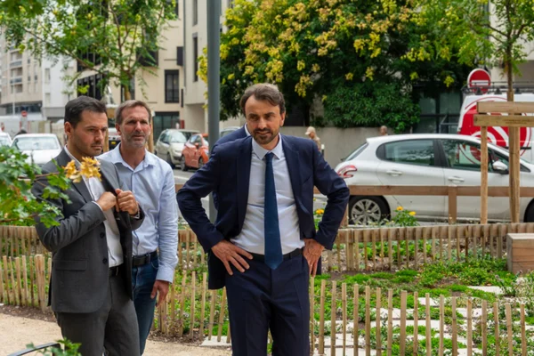 Grégory Doucet, Fabien Bagnon et Gautier Chapuis présentant des réalisations écologistes à Lyon Part-Dieu.