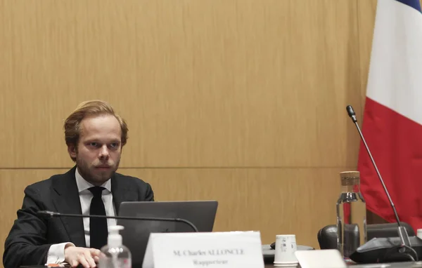 Charles Alloncle s'exprimant sur son rapport parlementaire face aux députés.