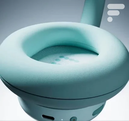 Vue détaillée de l'écouteur du casque CMF Headphone Pro en bleu clair