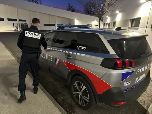 Agent et véhicule de la Police Nationale (DCOS Marseille).