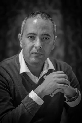 Portrait en noir et blanc de l'écrivain Kamel Daoud.