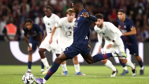 Un tireur de penalty du PSG lors de sa tentative face au Bayern Munich.