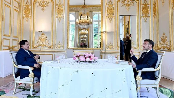 Emmanuel Macron et Prabowo Subianto affichés lors d'une rencontre officielle.