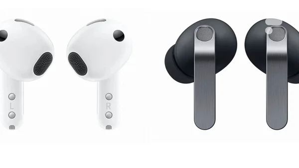 Les Galaxy Buds4 dans leurs déclinaisons blanche et noire, présentés côte à côte.