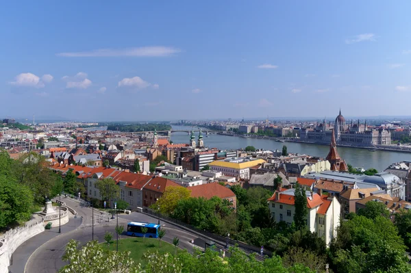 Vue panoramique de Budapest, le Danube et le Parlement hongrois.