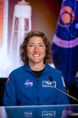 Christina H. Koch, spécialiste de mission Artemis II, lors d'une conférence de presse au Kennedy Space Center en août 2023.