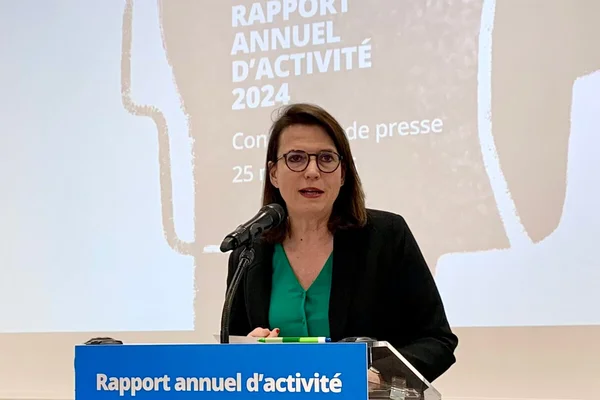 Claire Hédon présentant son Rapport annuel d'activité 2024 en conférence de presse.