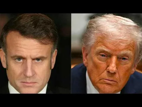 Deux hommes en costume formel, l'un aux cheveux bruns, l'autre aux cheveux gris, posant côte à côte.