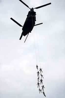 Extraction tactique de soldats sous un hélicoptère Chinook.