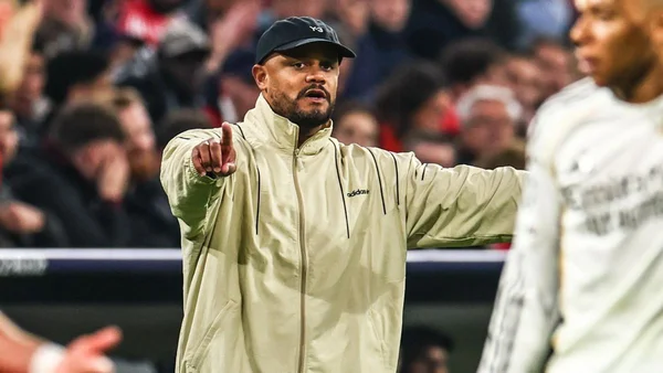 Vincent Kompany donnant des instructions lors d'un match.