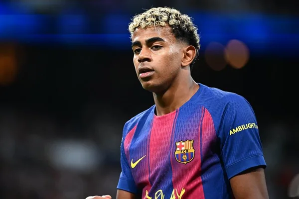 Portrait de Lamine Yamal en maillot du FC Barcelone dans l'enceinte du stade.