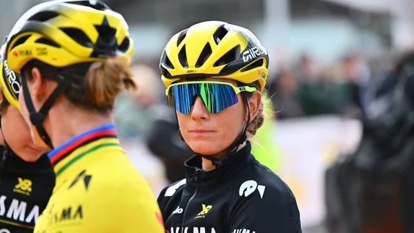 Pauline Ferrand-Prévôt célébrant devant un mur publicitaire lors de Paris-Roubaix Femmes.