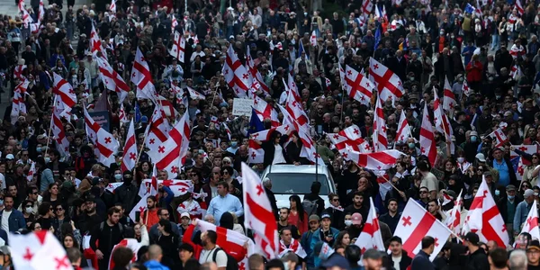 Affrontements entre des milliers de manifestants et la police à Tbilissi, en Géorgie.