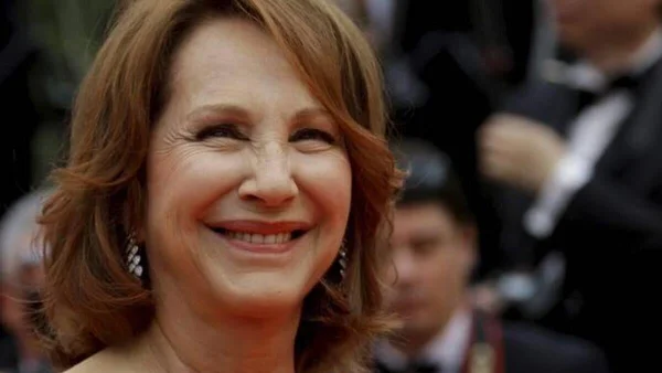 Portrait souriant de l'actrice Nathalie Baye.