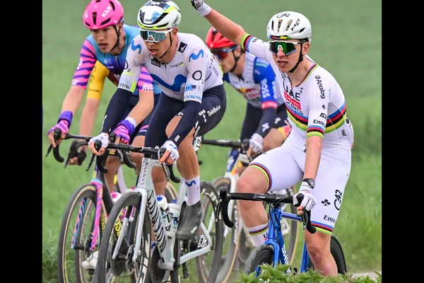 Tadej Pogačar et un groupe de coureurs lors d'une compétition cycliste.