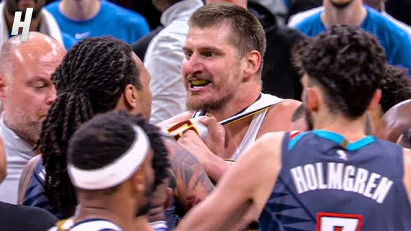 Moment de tension entre Nikola Jokić et Jaylin Williams/Holmgren sur le parquet.