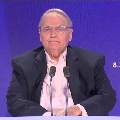 Jean-Louis Bourlanges lors d'un entretien radio avec des micros devant lui.