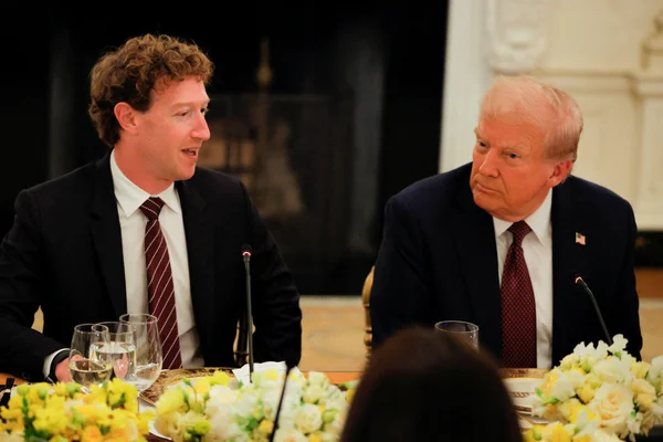 Mark Zuckerberg et Jensen Huang en costume officiel lors d'une réunion de conseil technologique.