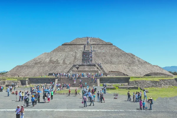 Touristes visitant la Pyramide du Soleil à Teotihuacán, près de Mexico.