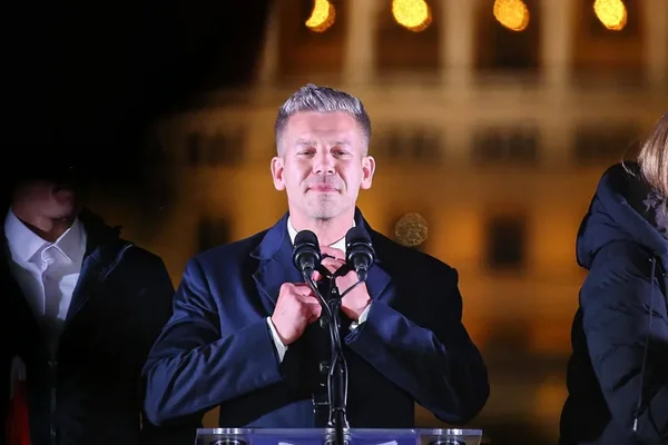 Péter Magyar s'adressant à la presse depuis un podium.