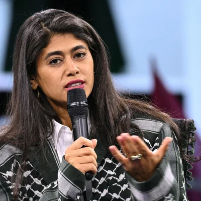 Rima Hassan s'exprimant au micro lors de la soirée électorale des européennes 2024.