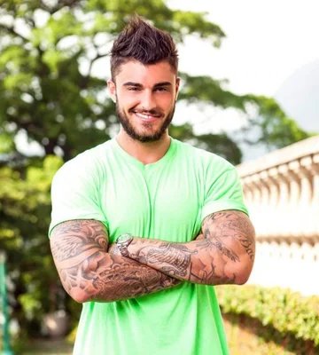 Jessica Thivenin et Thibault Garcia souriants lors d'un photoshow de leur nouveau look.