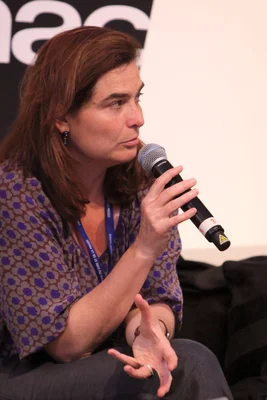 Héloïse d'Ormesson au Salon du Livre 2011 à Genève, lors d'un échange avec un micro.