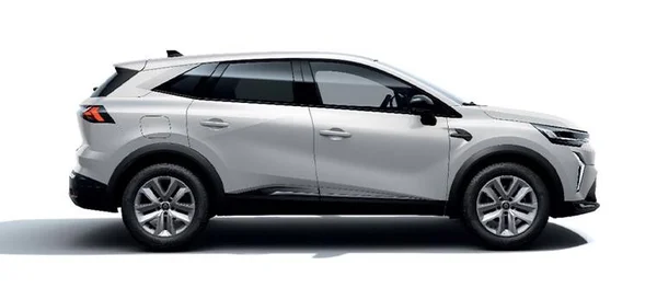 Un SUV compact argenté présenté en profil sur fond blanc, illustrant un type de véhicule hybride.