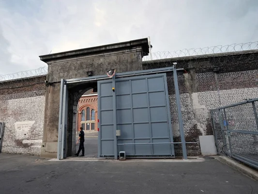 Le mur d'enceinte et le portail de la prison de Béthune.