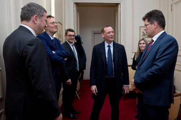 Emmanuel Bonne, conseiller diplomatique du président Macron, échangeant avec le commissaire européen Janez Lenarčič à Paris en janvier 2020.