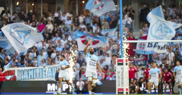 Un joueur clermontois salue le public hostile lors du duel contre Bayonne.