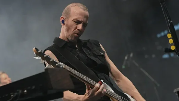 Calogero jouant de la basse sur scène lors de sa tournée des théâtres.