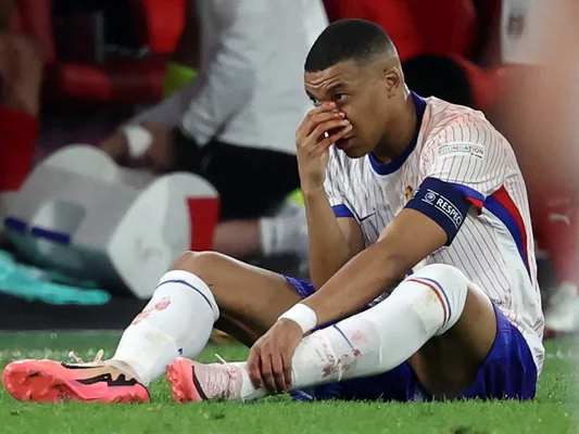 Kylian Mbappé avec le maillot du Real Madrid.