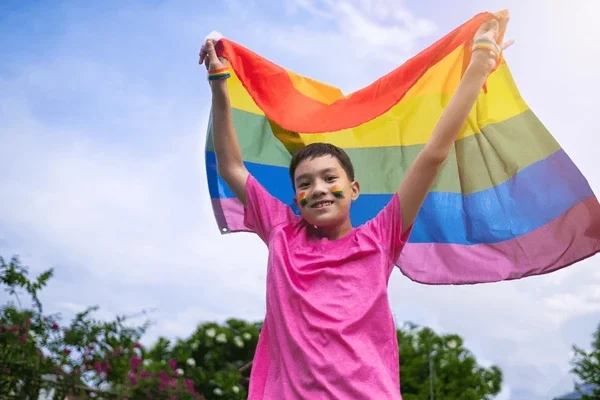 Représentation d'une personne participant à une marche de la fierté (Pride parade).